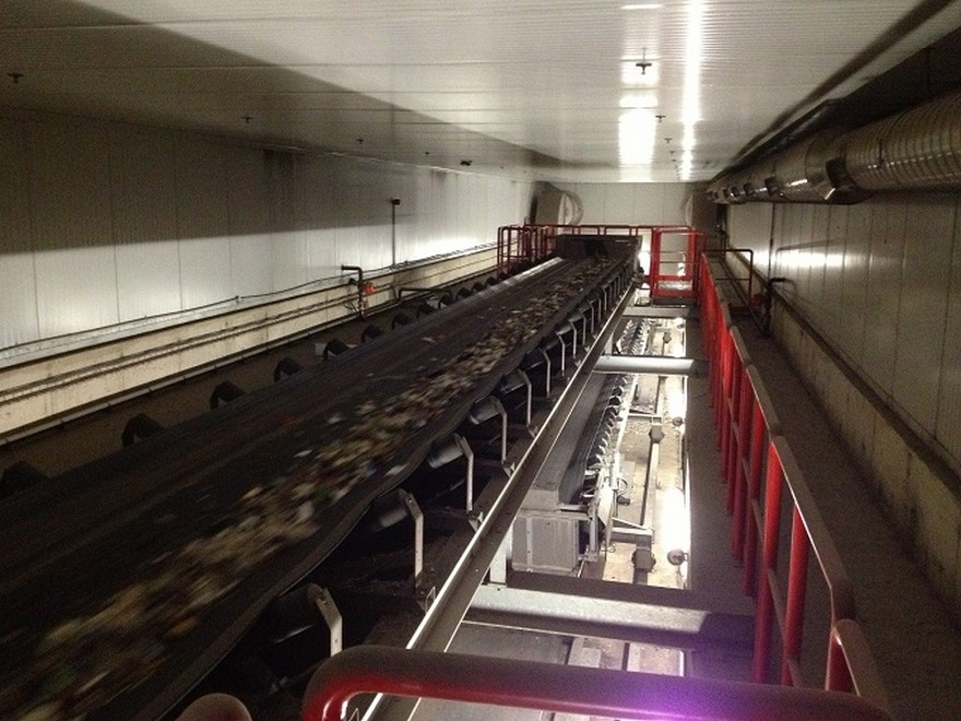 Fixed central conveyor